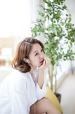 포토 JPG 스튜디오촬영 우먼라이프 라이프스타일 응시 여자 음악 이어폰 모션 휴식 실내 한명 사람 앉기 상반신 성인 취미 옆모습 30대 턱괴기 듣기 한국인 싱글 성인여자한명만 장년만 장년여자만 장년여자한명만 국내포토 1 시선 뷰포인트 음향기기 컨셉 문화예술 동양인 내부 생활 장년 여자만 여자한명만 성인여자만 성인만 파일형식