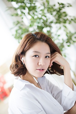 포토 JPG 스튜디오촬영 우먼라이프 라이프스타일 여자 음악 이어폰 모션 휴식 실내 한명 사람 앉기 손짓 상반신 성인 취미 옆모습 30대 듣기 한국인 싱글 성인여자한명만 장년만 장년여자만 장년여자한명만 국내포토 1 뷰포인트 음향기기 컨셉 문화예술 동양인 내부 생활 장년 여자만 여자한명만 성인여자만 성인만 파일형식