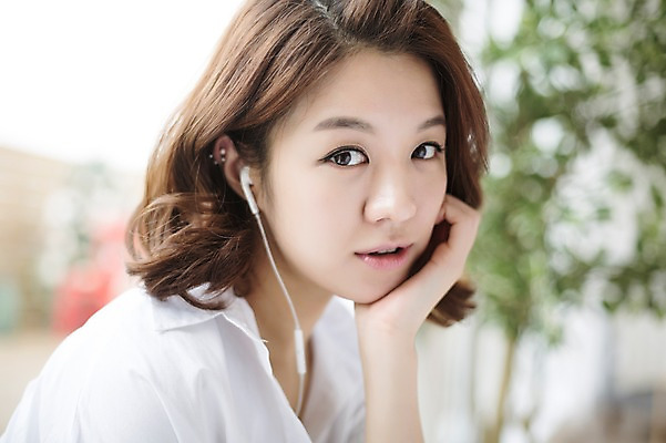 포토 JPG 스튜디오촬영 우먼라이프 라이프스타일 여자 음악 이어폰 모션 휴식 실내 한명 사람 앉기 손짓 상반신 성인 취미 앞모습 30대 턱괴기 듣기 한국인 싱글 성인여자한명만 장년만 장년여자만 장년여자한명만 국내포토 1 뷰포인트 음향기기 컨셉 문화예술 동양인 내부 생활 장년 여자만 여자한명만 성인여자만 성인만 파일형식