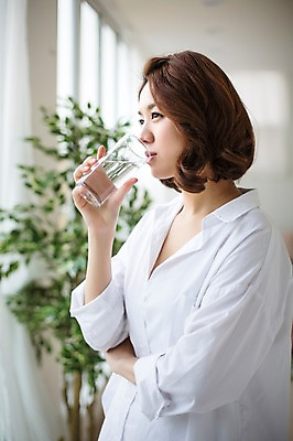 포토 JPG 스튜디오촬영 우먼라이프 라이프스타일 응시 여자 모션 휴식 실내 한명 서기 들기 사람 상반신 성인 옆모습 컵 물 30대 한국인 마시기 싱글 창밖 안식처 성인여자한명만 장년만 장년여자만 장년여자한명만 혼족 국내포토 자연요소 1 식기 시선 뷰포인트 컨셉 창문 동양인 내부 생활 장년 싱글라이프 여자만 여자한명만 성인여자만 성인만 파일형식