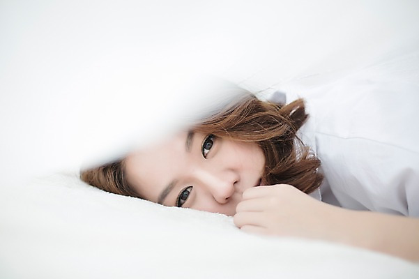 포토 JPG 스튜디오촬영 우먼라이프 라이프스타일 여자 엎드리기 모션 휴식 실내 한명 사람 상반신 성인 옆모습 30대 침실 이불 한국인 포근함 싱글 덮기 성인여자한명만 장년만 장년여자만 장년여자한명만 국내포토 1 뷰포인트 컨셉 침구 동양인 내부 생활 장년 감각 여자만 여자한명만 성인여자만 성인만 파일형식