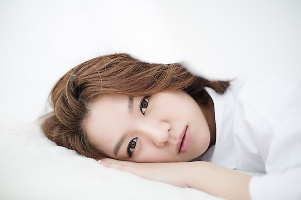 포토 JPG 스튜디오촬영 우먼라이프 라이프스타일 여자 엎드리기 모션 휴식 실내 한명 사람 상반신 성인 옆모습 30대 눕기 침실 이불 한국인 포근함 싱글 덮기 성인여자한명만 장년만 장년여자만 장년여자한명만 국내포토 1 뷰포인트 컨셉 침구 동양인 내부 생활 장년 감각 여자만 여자한명만 성인여자만 성인만 파일형식