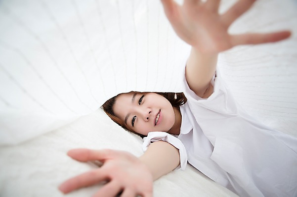 포토 JPG 스튜디오촬영 우먼라이프 라이프스타일 여자 장난 모션 휴식 실내 한명 미소 사람 손짓 상반신 성인 앞모습 30대 눕기 침실 이불 한국인 포근함 싱글 덮기 손뻗기 성인여자한명만 장년만 장년여자만 장년여자한명만 국내포토 1 뷰포인트 컨셉 침구 표정 동양인 내부 생활 장년 감각 여자만 여자한명만 성인여자만 성인만 파일형식