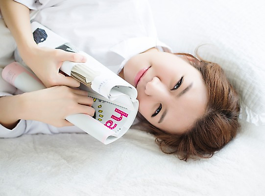 포토 JPG 스튜디오촬영 우먼라이프 라이프스타일 여자 베개 모션 휴식 실내 한명 미소 들기 사람 상반신 성인 앞모습 30대 눕기 침실 한국인 침대 잡지 포근함 싱글 성인여자한명만 장년만 장년여자만 장년여자한명만 국내포토 1 뷰포인트 가구 컨셉 침구 표정 동양인 내부 생활 간행물 장년 감각 여자만 여자한명만 성인여자만 성인만 파일형식