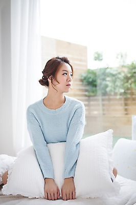 포토 JPG 스튜디오촬영 우먼라이프 라이프스타일 응시 여자 베개 모션 휴식 실내 한명 들기 사람 앉기 상반신 성인 앞모습 30대 침실 한국인 침대 포근함 창가 싱글 성인여자한명만 장년만 장년여자만 장년여자한명만 국내포토 1 시선 뷰포인트 가구 컨셉 창문 침구 동양인 내부 생활 장년 감각 여자만 여자한명만 성인여자만 성인만 파일형식