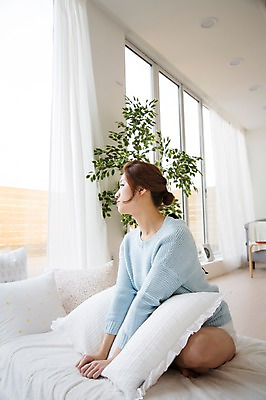 포토 JPG 스튜디오촬영 우먼라이프 라이프스타일 응시 여자 베개 모션 휴식 실내 한명 들기 사람 앉기 상반신 성인 옆모습 30대 침실 한국인 침대 포근함 싱글 창밖 성인여자한명만 장년만 장년여자만 장년여자한명만 국내포토 1 시선 뷰포인트 가구 컨셉 창문 침구 동양인 내부 생활 장년 감각 여자만 여자한명만 성인여자만 성인만 파일형식