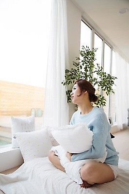 포토 JPG 스튜디오촬영 전신 우먼라이프 라이프스타일 응시 여자 베개 안기 모션 휴식 실내 한명 사람 앉기 성인 옆모습 30대 침실 한국인 침대 포근함 싱글 창밖 성인여자한명만 장년만 장년여자만 장년여자한명만 국내포토 1 시선 뷰포인트 가구 컨셉 창문 침구 동양인 내부 생활 장년 감각 여자만 여자한명만 성인여자만 성인만 파일형식