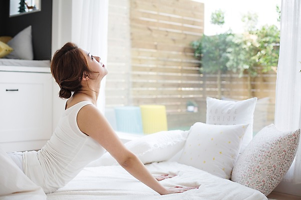 포토 JPG 스튜디오촬영 우먼라이프 라이프스타일 여자 엎드리기 요가 창문 모션 실내 방석 한명 사람 상반신 성인 옆모습 30대 운동 침실 한국인 싱글 성인여자한명만 장년만 장년여자만 장년여자한명만 국내포토 1 웰빙 뷰포인트 건강 동양인 내부 생활 장년 여자만 여자한명만 성인여자만 성인만 파일형식