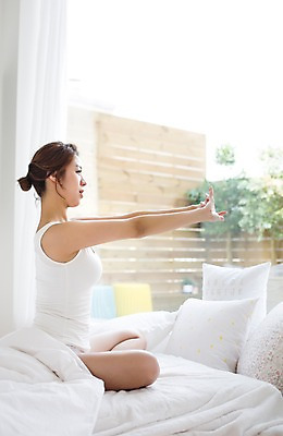 포토 JPG 스튜디오촬영 우먼라이프 라이프스타일 여자 쿠션 창문 모션 실내 한명 사람 앉기 상반신 성인 옆모습 30대 운동 스트레칭 침실 한국인 싱글 손뻗기 성인여자한명만 장년만 장년여자만 장년여자한명만 국내포토 1 뷰포인트 건강 동양인 내부 생활 장년 여자만 여자한명만 성인여자만 성인만 파일형식