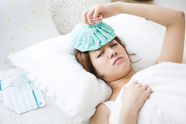 포토 JPG 스튜디오촬영 우먼라이프 라이프스타일 여자 베개 모션 휴식 실내 한명 사람 상반신 성인 앞모습 30대 눕기 약 눈감음 침실 이불 고통 한국인 침대 포근함 싱글 얼음팩 성인여자한명만 장년만 장년여자만 장년여자한명만 국내포토 1 감정 뷰포인트 가구 컨셉 의학 침구 동양인 내부 생활 장년 감각 여자만 여자한명만 성인여자만 성인만 파일형식