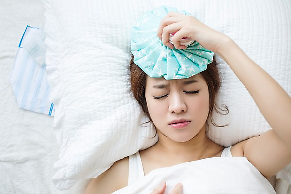 포토 JPG 스튜디오촬영 우먼라이프 라이프스타일 여자 베개 모션 휴식 실내 한명 사람 상반신 성인 앞모습 30대 눕기 약 눈감음 침실 고통 한국인 침대 찡그림 포근함 싱글 얼음팩 성인여자한명만 장년만 장년여자만 장년여자한명만 국내포토 1 감정 뷰포인트 가구 컨셉 의학 침구 표정 동양인 내부 생활 장년 감각 여자만 여자한명만 성인여자만 성인만 파일형식