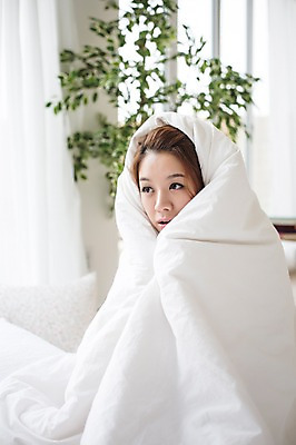 포토 JPG 스튜디오촬영 식물 우먼라이프 라이프스타일 여자 모션 휴식 실내 한명 사람 앉기 상반신 성인 30대 침실 이불 한국인 포근함 싱글 덮기 성인여자한명만 장년만 장년여자만 장년여자한명만 국내포토 1 컨셉 침구 동양인 내부 생활 장년 감각 여자만 여자한명만 성인여자만 성인만 파일형식