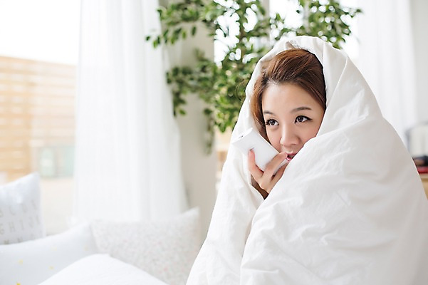 포토 JPG 스튜디오촬영 우먼라이프 라이프스타일 여자 모션 휴식 실내 한명 들기 사람 앉기 상반신 성인 앞모습 30대 침실 이불 한국인 침대 리모컨 포근함 싱글 덮기 성인여자한명만 장년만 장년여자만 장년여자한명만 국내포토 1 뷰포인트 가구 컨셉 침구 동양인 내부 생활 장년 감각 여자만 여자한명만 성인여자만 성인만 파일형식