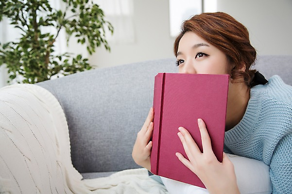 포토 JPG 스튜디오촬영 우먼라이프 라이프스타일 응시 여자 엎드리기 모션 실내 한명 들기 사람 상반신 성인 취미 책 30대 소파 독서 한국인 싱글 성인여자한명만 장년만 장년여자만 장년여자한명만 국내포토 1 시선 의자 동양인 내부 생활 장년 여자만 여자한명만 성인여자만 성인만 파일형식