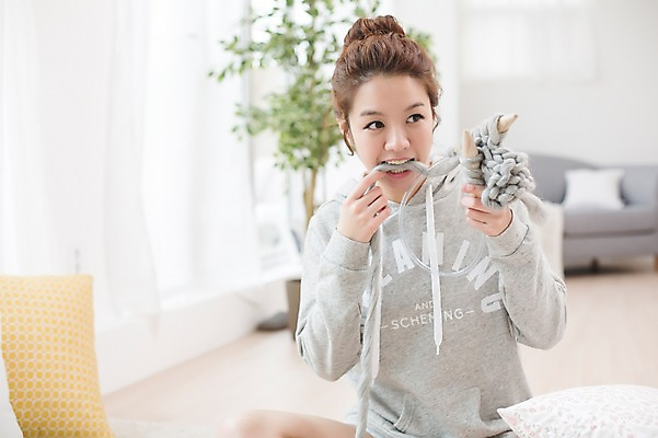 포토 JPG 스튜디오촬영 우먼라이프 라이프스타일 여자 모션 실내 한명 들기 사람 앉기 상반신 성인 취미 앞모습 30대 한국인 뜨개질 물기 싱글 성인여자한명만 장년만 장년여자만 장년여자한명만 국내포토 1 뷰포인트 동양인 내부 생활 장년 여자만 여자한명만 성인여자만 성인만 파일형식