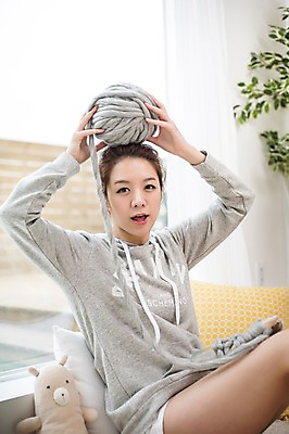 포토 JPG 스튜디오촬영 우먼라이프 라이프스타일 여자 인형 모션 실내 한명 들기 사람 앉기 상반신 성인 취미 앞모습 30대 한국인 뜨개질 실 싱글 올리기 성인여자한명만 장년만 장년여자만 장년여자한명만 국내포토 1 뷰포인트 동양인 내부 생활 장년 여자만 여자한명만 성인여자만 성인만 파일형식