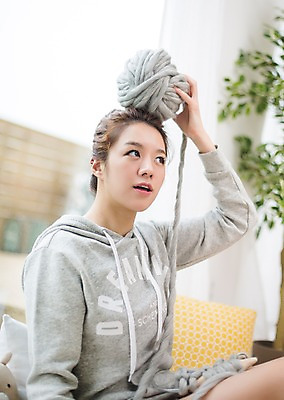 포토 JPG 스튜디오촬영 우먼라이프 라이프스타일 응시 여자 모션 실내 한명 들기 사람 앉기 상반신 성인 취미 앞모습 30대 한국인 뜨개질 실 싱글 올리기 성인여자한명만 장년만 장년여자만 장년여자한명만 국내포토 1 시선 뷰포인트 동양인 내부 생활 장년 여자만 여자한명만 성인여자만 성인만 파일형식