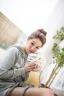 포토 JPG 스튜디오촬영 우먼라이프 라이프스타일 여자 모션 실내 한명 들기 사람 앉기 상반신 성인 취미 옆모습 30대 한국인 뜨개질 실 싱글 성인여자한명만 장년만 장년여자만 장년여자한명만 국내포토 1 뷰포인트 동양인 내부 생활 장년 여자만 여자한명만 성인여자만 성인만 파일형식