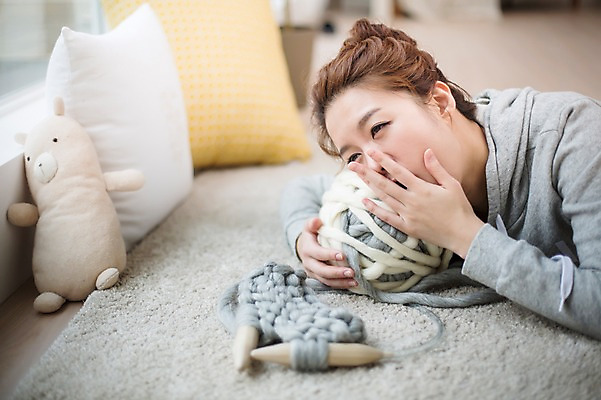 포토 JPG 스튜디오촬영 우먼라이프 라이프스타일 여자 인형 엎드리기 쿠션 모션 실내 한명 사람 상반신 성인 취미 30대 한국인 뜨개질 실 싱글 하품 성인여자한명만 장년만 장년여자만 장년여자한명만 국내포토 1 동양인 내부 생활 장년 생리현상 여자만 여자한명만 성인여자만 성인만 파일형식