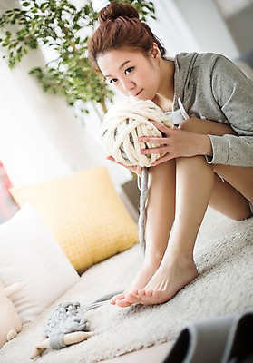 포토 JPG 스튜디오촬영 전신 우먼라이프 라이프스타일 여자 쿠션 모션 실내 한명 들기 사람 앉기 성인 취미 옆모습 30대 한국인 뜨개질 실 싱글 성인여자한명만 장년만 장년여자만 장년여자한명만 국내포토 1 뷰포인트 동양인 내부 생활 장년 여자만 여자한명만 성인여자만 성인만 파일형식