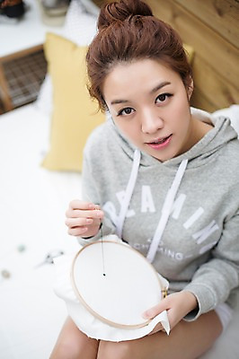 포토 JPG 스튜디오촬영 우먼라이프 라이프스타일 여자 모션 실내 한명 들기 사람 앉기 상반신 성인 취미 앞모습 30대 하이앵글 한국인 올려보기 바느질 싱글 십자수 성인여자한명만 장년만 장년여자만 장년여자한명만 국내포토 1 뷰포인트 동양인 내부 생활 장년 여자만 여자한명만 성인여자만 성인만 파일형식