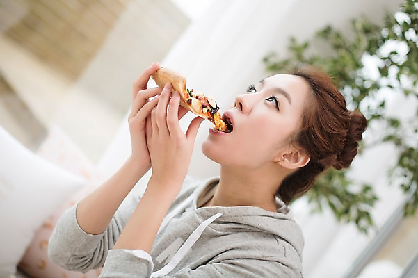 포토 JPG 스튜디오촬영 우먼라이프 라이프스타일 여자 음식 모션 피자 실내 한명 들기 사람 앉기 상반신 성인 옆모습 30대 한국인 먹기 싱글 성인여자한명만 장년만 장년여자만 장년여자한명만 혼족 국내포토 1 뷰포인트 패스트푸드 서양음식 동양인 내부 생활 장년 싱글라이프 여자만 여자한명만 성인여자만 성인만 파일형식