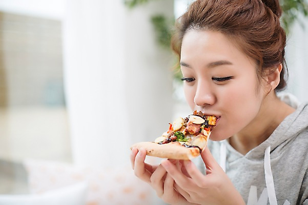 포토 JPG 스튜디오촬영 우먼라이프 라이프스타일 여자 음식 모션 피자 실내 한명 들기 사람 상반신 성인 앞모습 30대 한국인 먹기 싱글 성인여자한명만 장년만 장년여자만 장년여자한명만 혼족 국내포토 1 뷰포인트 패스트푸드 서양음식 동양인 내부 생활 장년 싱글라이프 여자만 여자한명만 성인여자만 성인만 파일형식