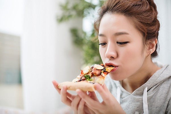 포토 JPG 스튜디오촬영 우먼라이프 라이프스타일 여자 음식 모션 피자 실내 한명 들기 사람 앉기 상반신 성인 앞모습 30대 한국인 먹기 싱글 성인여자한명만 장년만 장년여자만 장년여자한명만 혼족 국내포토 1 뷰포인트 패스트푸드 서양음식 동양인 내부 생활 장년 싱글라이프 여자만 여자한명만 성인여자만 성인만 파일형식