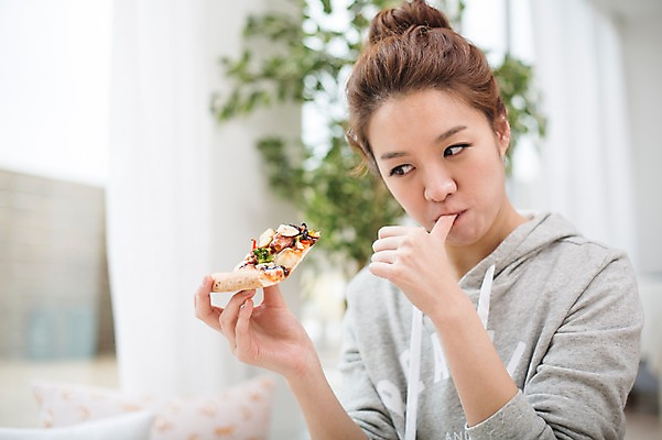 포토 JPG 스튜디오촬영 우먼라이프 라이프스타일 응시 여자 음식 손가락 모션 피자 실내 한명 들기 사람 앉기 상반신 성인 앞모습 30대 한국인 핥기 싱글 성인여자한명만 장년만 장년여자만 장년여자한명만 혼족 국내포토 1 손 시선 뷰포인트 패스트푸드 서양음식 동양인 내부 생활 장년 싱글라이프 여자만 여자한명만 성인여자만 성인만 파일형식