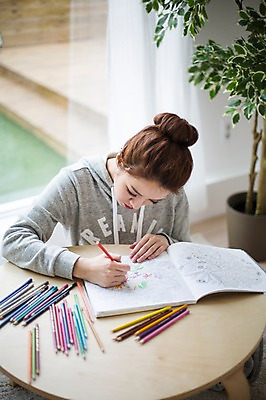 포토 JPG 스튜디오촬영 우먼라이프 라이프스타일 여자 모션 색연필 실내 한명 들기 사람 앉기 상반신 성인 취미 앞모습 책 30대 한국인 색칠 그리기 책상 싱글 성인여자한명만 장년만 장년여자만 장년여자한명만 국내포토 1 뷰포인트 가구 학용품 동양인 내부 생활 장년 여자만 여자한명만 성인여자만 성인만 파일형식