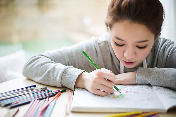 포토 JPG 스튜디오촬영 우먼라이프 라이프스타일 여자 모션 색연필 실내 한명 들기 사람 앉기 상반신 성인 취미 앞모습 책 30대 한국인 색칠 그리기 싱글 성인여자한명만 장년만 장년여자만 장년여자한명만 국내포토 1 뷰포인트 학용품 동양인 내부 생활 장년 여자만 여자한명만 성인여자만 성인만 파일형식