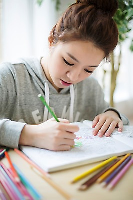 포토 JPG 스튜디오촬영 우먼라이프 라이프스타일 여자 모션 색연필 실내 한명 들기 사람 앉기 상반신 성인 취미 앞모습 책 30대 한국인 색칠 그리기 싱글 성인여자한명만 장년만 장년여자만 장년여자한명만 국내포토 1 뷰포인트 학용품 동양인 내부 생활 장년 여자만 여자한명만 성인여자만 성인만 파일형식