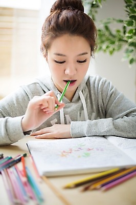 포토 JPG 스튜디오촬영 우먼라이프 라이프스타일 여자 모션 색연필 실내 한명 들기 사람 앉기 상반신 성인 취미 앞모습 책 30대 한국인 색칠 그리기 물기 싱글 성인여자한명만 장년만 장년여자만 장년여자한명만 국내포토 1 뷰포인트 학용품 동양인 내부 생활 장년 여자만 여자한명만 성인여자만 성인만 파일형식