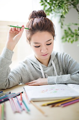 포토 JPG 스튜디오촬영 우먼라이프 라이프스타일 여자 생각 모션 색연필 실내 한명 들기 사람 앉기 상반신 성인 취미 앞모습 책 30대 한국인 색칠 그리기 고민 싱글 성인여자한명만 장년만 장년여자만 장년여자한명만 국내포토 1 감정 뷰포인트 학용품 동양인 내부 생활 장년 여자만 여자한명만 성인여자만 성인만 파일형식