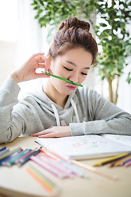 포토 JPG 스튜디오촬영 우먼라이프 라이프스타일 여자 생각 모션 색연필 실내 한명 들기 사람 상반신 성인 취미 앞모습 책 30대 한국인 색칠 그리기 싱글 성인여자한명만 장년만 장년여자만 장년여자한명만 국내포토 1 뷰포인트 학용품 동양인 내부 생활 장년 여자만 여자한명만 성인여자만 성인만 파일형식