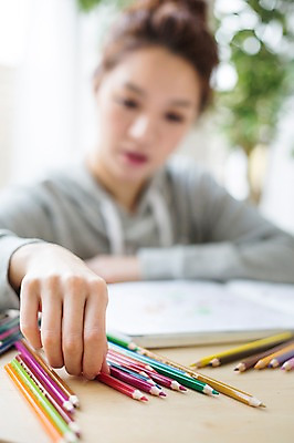 포토 JPG 스튜디오촬영 우먼라이프 라이프스타일 여자 모션 색연필 실내 한명 사람 앉기 상반신 성인 취미 앞모습 아웃포커스 책 30대 한국인 색칠 그리기 선택 싱글 성인여자한명만 장년만 장년여자만 장년여자한명만 국내포토 1 뷰포인트 컨셉 학용품 촬영기법 동양인 내부 생활 장년 여자만 여자한명만 성인여자만 성인만 파일형식