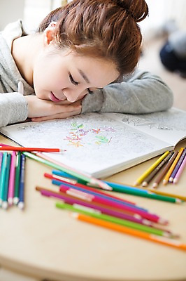 포토 JPG 스튜디오촬영 우먼라이프 라이프스타일 여자 엎드리기 모션 색연필 실내 한명 사람 상반신 성인 취미 책 30대 한국인 잠 색칠 그리기 책상 싱글 성인여자한명만 장년만 장년여자만 장년여자한명만 국내포토 1 가구 학용품 동양인 내부 생활 장년 여자만 여자한명만 성인여자만 성인만 파일형식