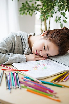 포토 JPG 스튜디오촬영 우먼라이프 라이프스타일 여자 엎드리기 모션 색연필 실내 한명 사람 상반신 성인 취미 책 30대 눈감음 한국인 잠 색칠 그리기 책상 싱글 성인여자한명만 장년만 장년여자만 장년여자한명만 국내포토 1 가구 학용품 동양인 내부 생활 장년 여자만 여자한명만 성인여자만 성인만 파일형식