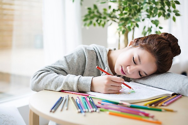 포토 JPG 스튜디오촬영 우먼라이프 라이프스타일 여자 엎드리기 모션 색연필 실내 한명 미소 들기 사람 상반신 성인 취미 앞모습 책 30대 한국인 색칠 그리기 책상 싱글 성인여자한명만 장년만 장년여자만 장년여자한명만 국내포토 1 뷰포인트 가구 학용품 표정 동양인 내부 생활 장년 여자만 여자한명만 성인여자만 성인만 파일형식