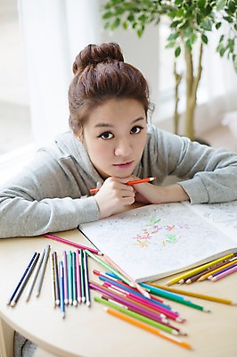 포토 JPG 스튜디오촬영 우먼라이프 라이프스타일 여자 모션 색연필 실내 한명 들기 사람 앉기 상반신 성인 취미 앞모습 책 30대 한국인 색칠 그리기 책상 싱글 성인여자한명만 장년만 장년여자만 장년여자한명만 국내포토 1 뷰포인트 가구 학용품 동양인 내부 생활 장년 여자만 여자한명만 성인여자만 성인만 파일형식