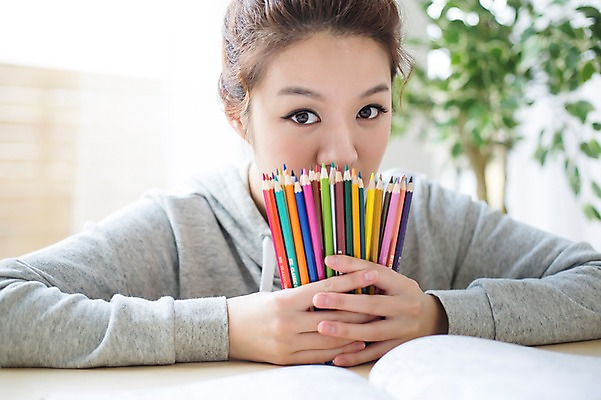 포토 JPG 스튜디오촬영 우먼라이프 라이프스타일 여자 모션 색연필 실내 한명 들기 사람 앉기 상반신 성인 취미 앞모습 책 30대 한국인 색칠 그리기 싱글 성인여자한명만 장년만 장년여자만 장년여자한명만 국내포토 1 뷰포인트 학용품 동양인 내부 생활 장년 여자만 여자한명만 성인여자만 성인만 파일형식