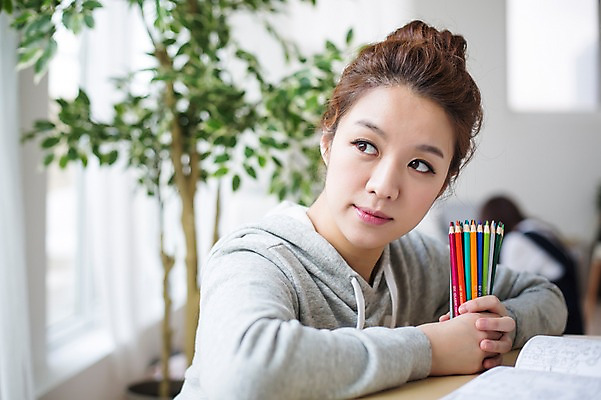 포토 JPG 스튜디오촬영 우먼라이프 라이프스타일 응시 여자 모션 색연필 실내 한명 들기 사람 앉기 상반신 성인 취미 옆모습 책 30대 한국인 색칠 그리기 책상 싱글 성인여자한명만 장년만 장년여자만 장년여자한명만 국내포토 1 시선 뷰포인트 가구 학용품 동양인 내부 생활 장년 여자만 여자한명만 성인여자만 성인만 파일형식