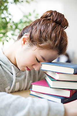 포토 JPG 스튜디오촬영 우먼라이프 라이프스타일 여자 모션 실내 한명 사람 앉기 상반신 성인 취미 옆모습 책 30대 쌓기 눈감음 기댐 한국인 싱글 성인여자한명만 장년만 장년여자만 장년여자한명만 국내포토 1 뷰포인트 동양인 내부 생활 장년 여자만 여자한명만 성인여자만 성인만 파일형식