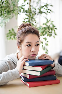 포토 JPG 스튜디오촬영 우먼라이프 라이프스타일 응시 여자 모션 실내 한명 사람 앉기 상반신 성인 취미 앞모습 책 30대 쌓기 한국인 싱글 성인여자한명만 장년만 장년여자만 장년여자한명만 국내포토 1 시선 뷰포인트 동양인 내부 생활 장년 여자만 여자한명만 성인여자만 성인만 파일형식