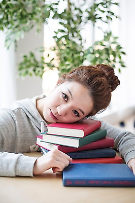 포토 JPG 스튜디오촬영 우먼라이프 라이프스타일 여자 모션 실내 한명 사람 앉기 상반신 성인 취미 앞모습 책 30대 쌓기 기댐 한국인 싱글 성인여자한명만 장년만 장년여자만 장년여자한명만 국내포토 1 뷰포인트 동양인 내부 생활 장년 여자만 여자한명만 성인여자만 성인만 파일형식