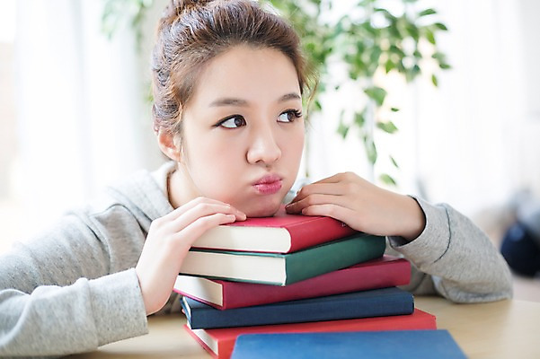 포토 JPG 스튜디오촬영 우먼라이프 라이프스타일 응시 여자 모션 실내 한명 사람 앉기 상반신 성인 취미 앞모습 책 30대 쌓기 한국인 싱글 성인여자한명만 장년만 장년여자만 장년여자한명만 국내포토 1 시선 뷰포인트 동양인 내부 생활 장년 여자만 여자한명만 성인여자만 성인만 파일형식