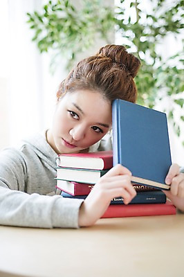 포토 JPG 스튜디오촬영 우먼라이프 라이프스타일 응시 여자 모션 실내 한명 들기 사람 앉기 상반신 성인 취미 앞모습 책 30대 쌓기 한국인 싱글 성인여자한명만 장년만 장년여자만 장년여자한명만 국내포토 1 시선 뷰포인트 동양인 내부 생활 장년 여자만 여자한명만 성인여자만 성인만 파일형식