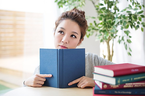 포토 JPG 스튜디오촬영 우먼라이프 라이프스타일 응시 여자 모션 실내 한명 들기 사람 앉기 상반신 성인 취미 앞모습 책 30대 쌓기 한국인 싱글 성인여자한명만 장년만 장년여자만 장년여자한명만 국내포토 1 시선 뷰포인트 동양인 내부 생활 장년 여자만 여자한명만 성인여자만 성인만 파일형식