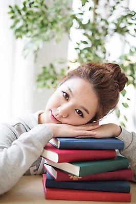 포토 JPG 스튜디오촬영 우먼라이프 라이프스타일 여자 엎드리기 모션 실내 한명 미소 사람 앉기 상반신 성인 취미 책 30대 쌓기 기댐 한국인 싱글 성인여자한명만 장년만 장년여자만 장년여자한명만 국내포토 1 표정 동양인 내부 생활 장년 여자만 여자한명만 성인여자만 성인만 파일형식