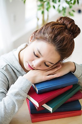 포토 JPG 스튜디오촬영 우먼라이프 라이프스타일 여자 모션 실내 한명 사람 앉기 상반신 성인 앞모습 책 30대 눈감음 기댐 한국인 잠 싱글 성인여자한명만 장년만 장년여자만 장년여자한명만 국내포토 1 뷰포인트 동양인 내부 생활 장년 여자만 여자한명만 성인여자만 성인만 파일형식